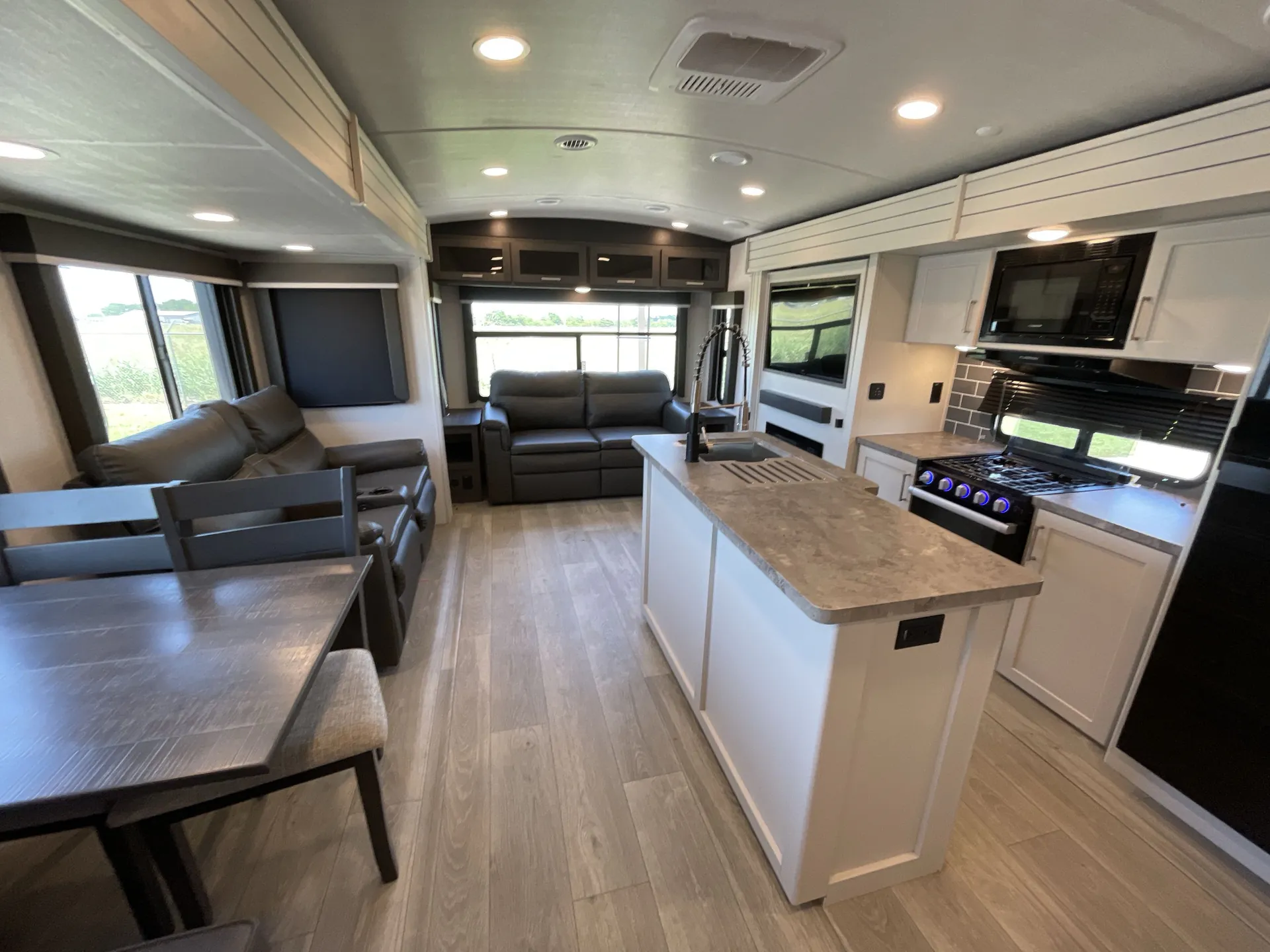 2025 Keystone Cougar Half-Ton East 29RLP - Photo 3
