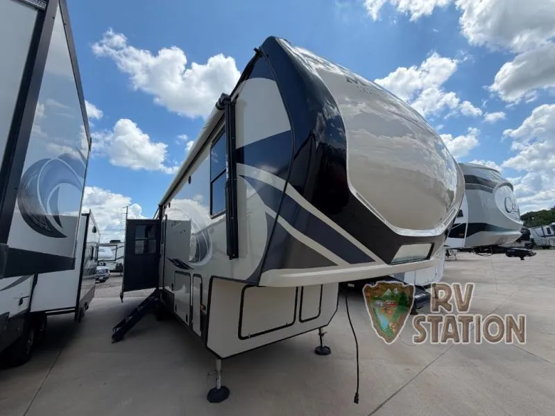 2020 Keystone Montana High Country 330RL - Photo 2