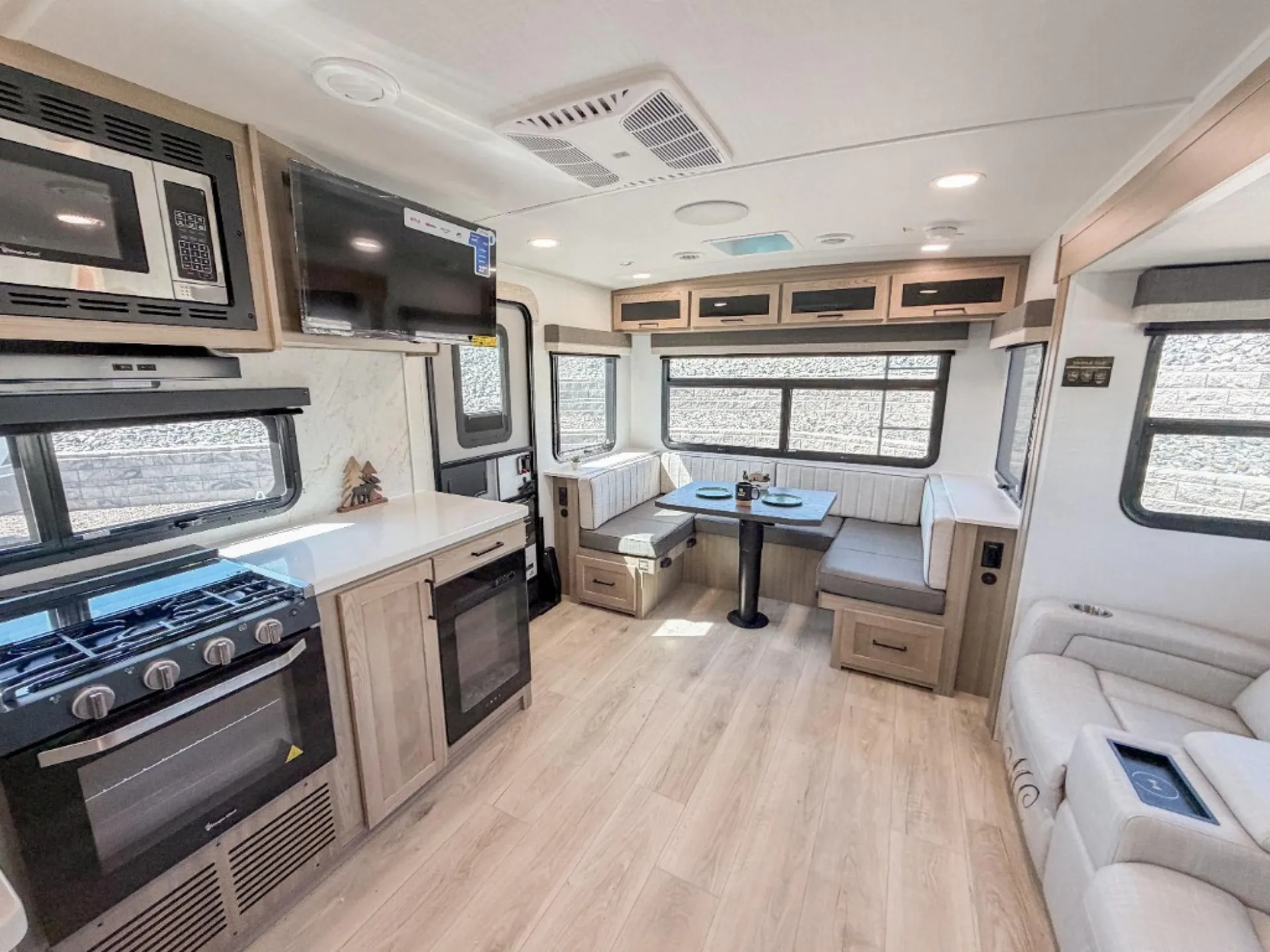 2027 Forest River Rockwood Ultra Lite 2618RD — Photo 7