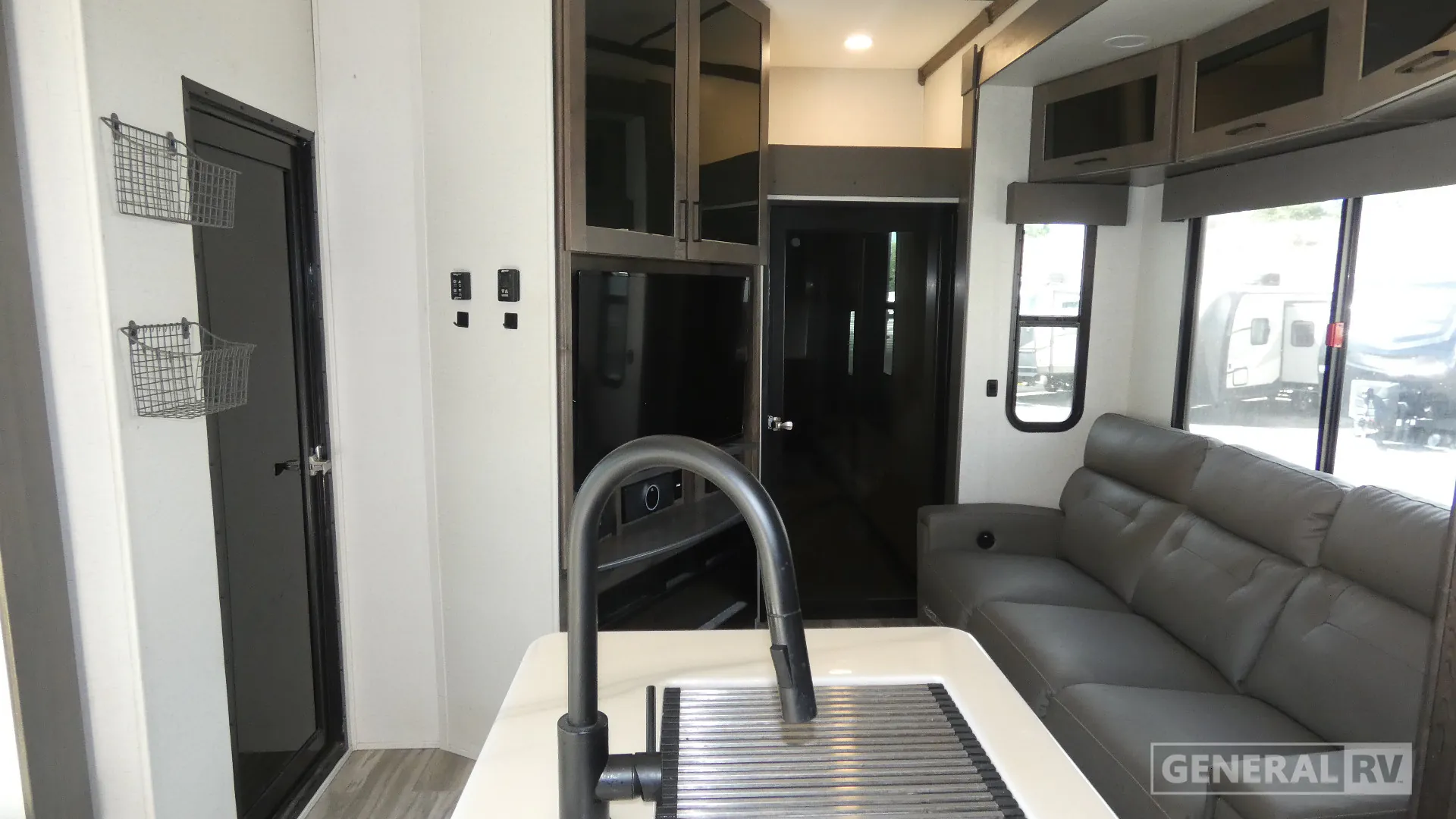 2022 Alliance RV Valor 42V13 - Photo 3