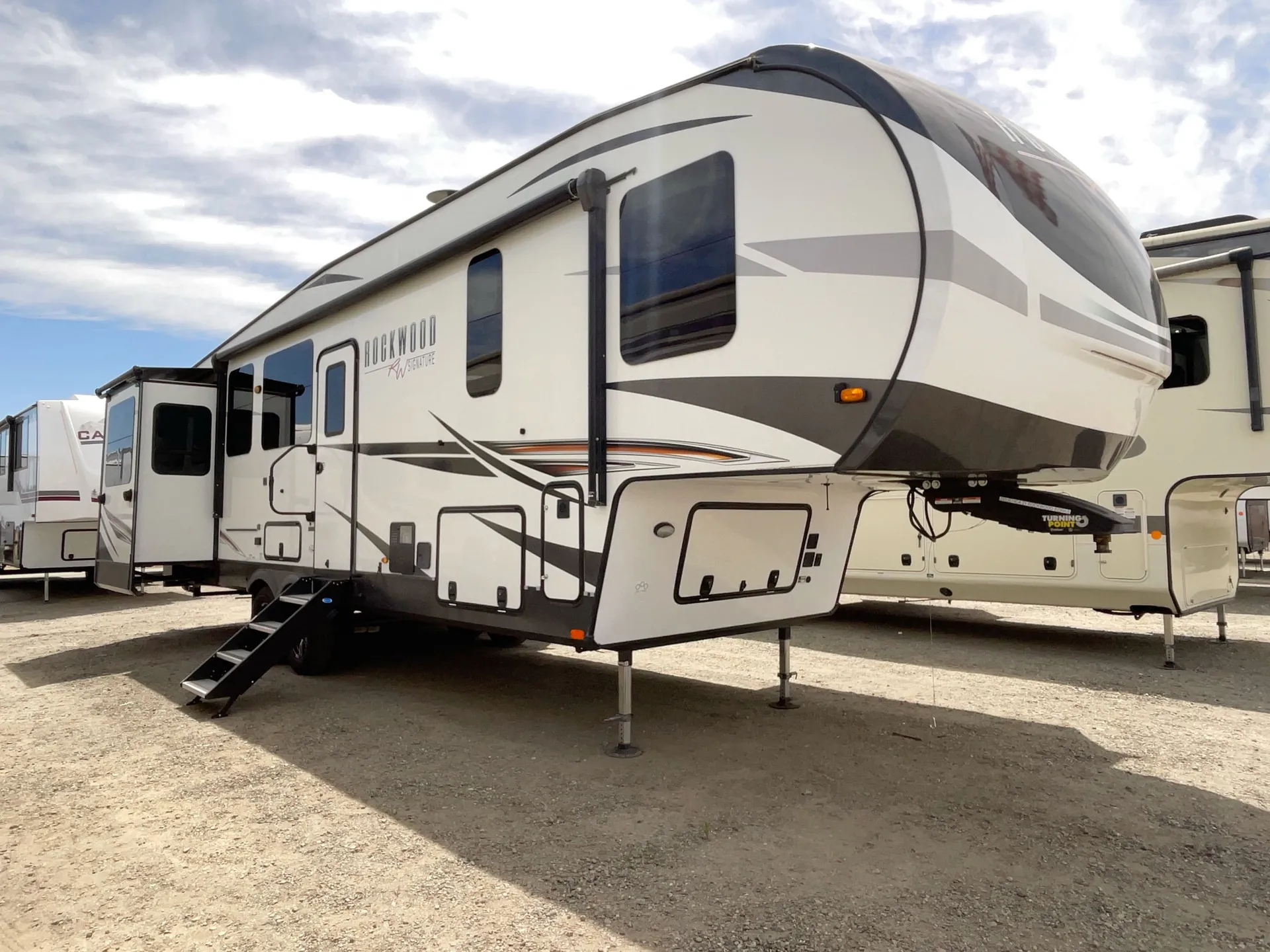 2021 Forest River Rockwood Signature Ultra Lite 8298KS - Photo 2