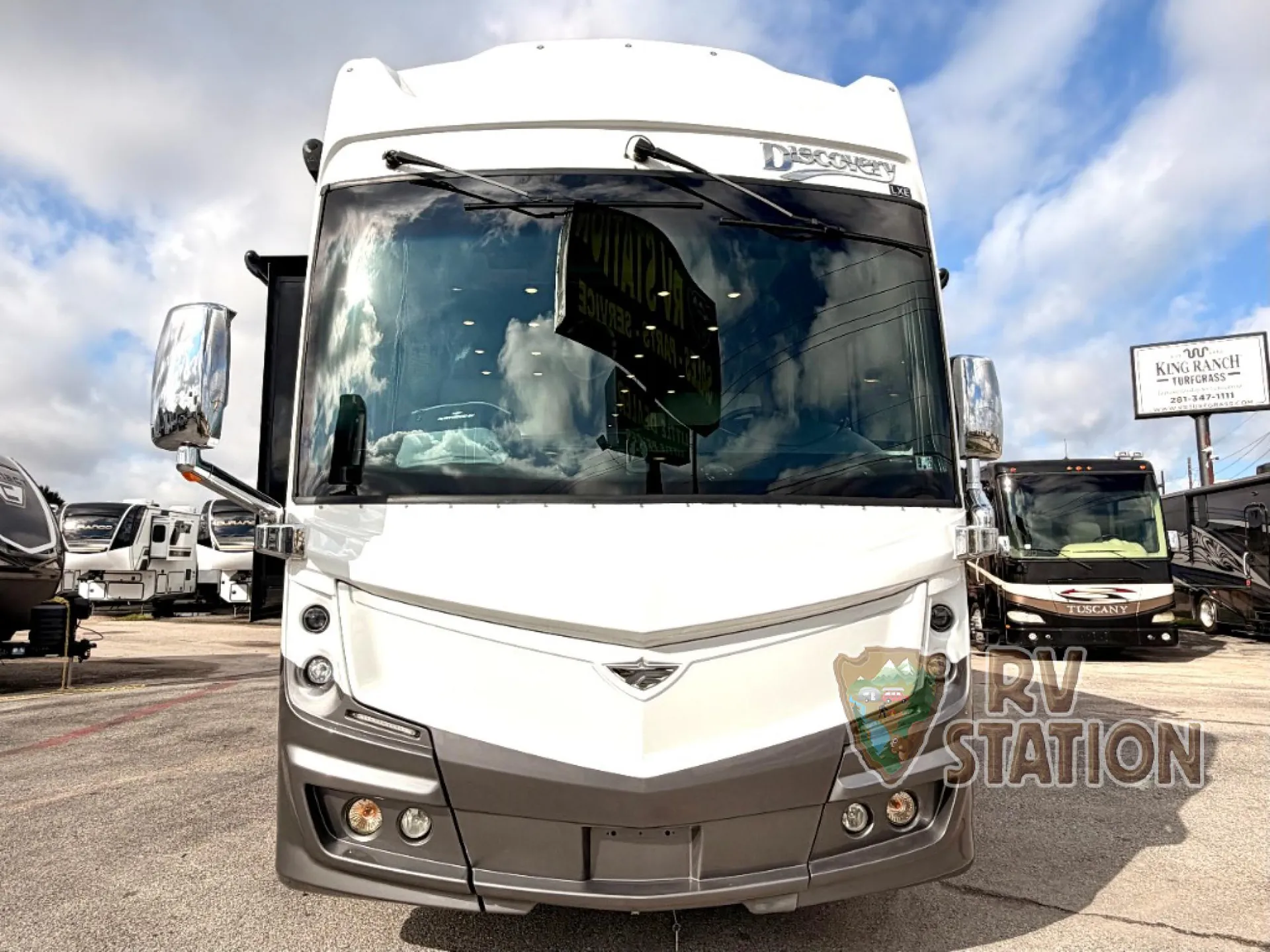 2022 Fleetwood Discovery LXE 44S - Photo 3