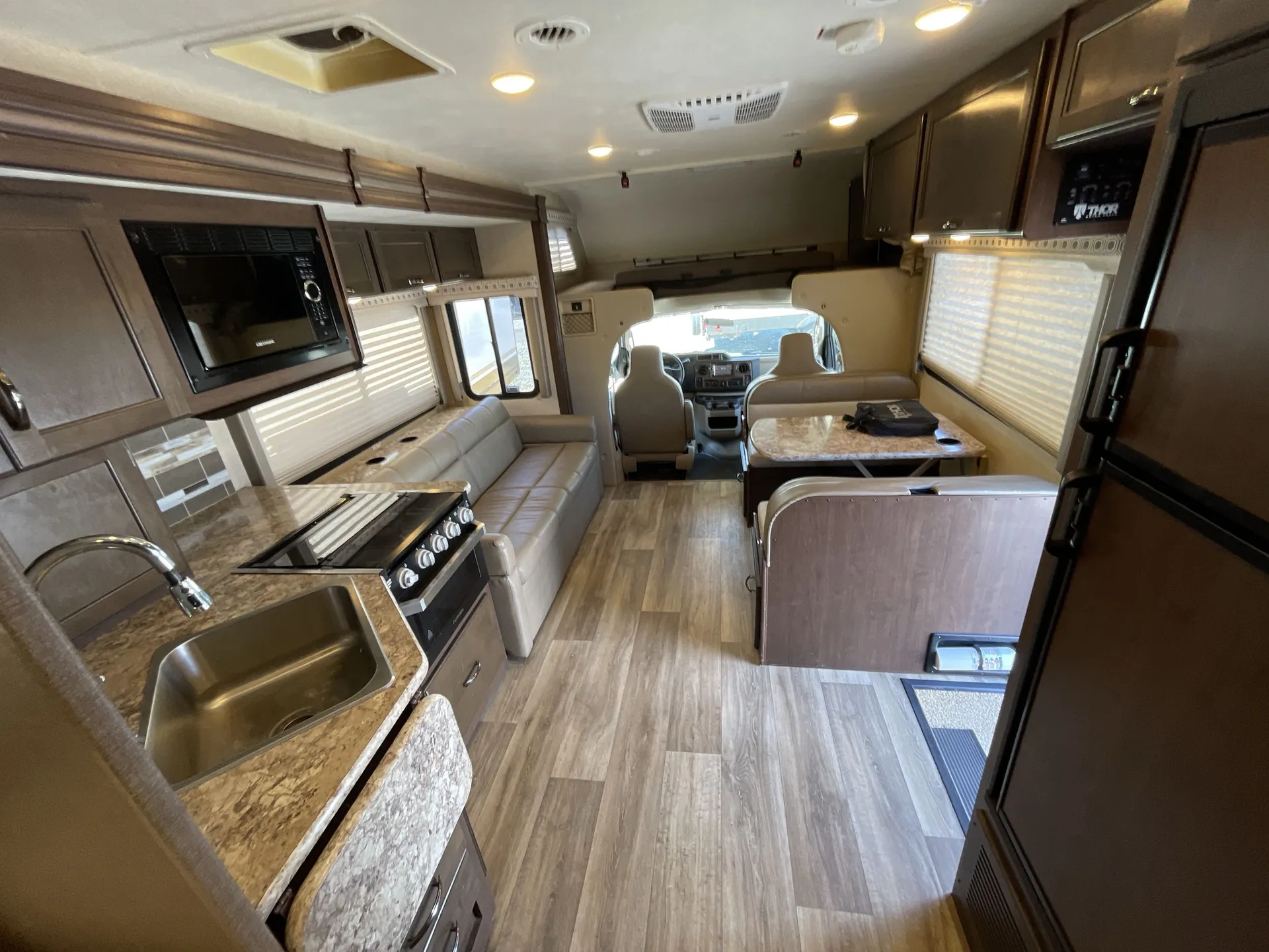 2019 Thor Motor Coach Four Winds 27R — living area main