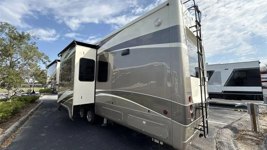 2020 DRV Luxury Suites Mobile Suites 41RSBK4 - Photo 3