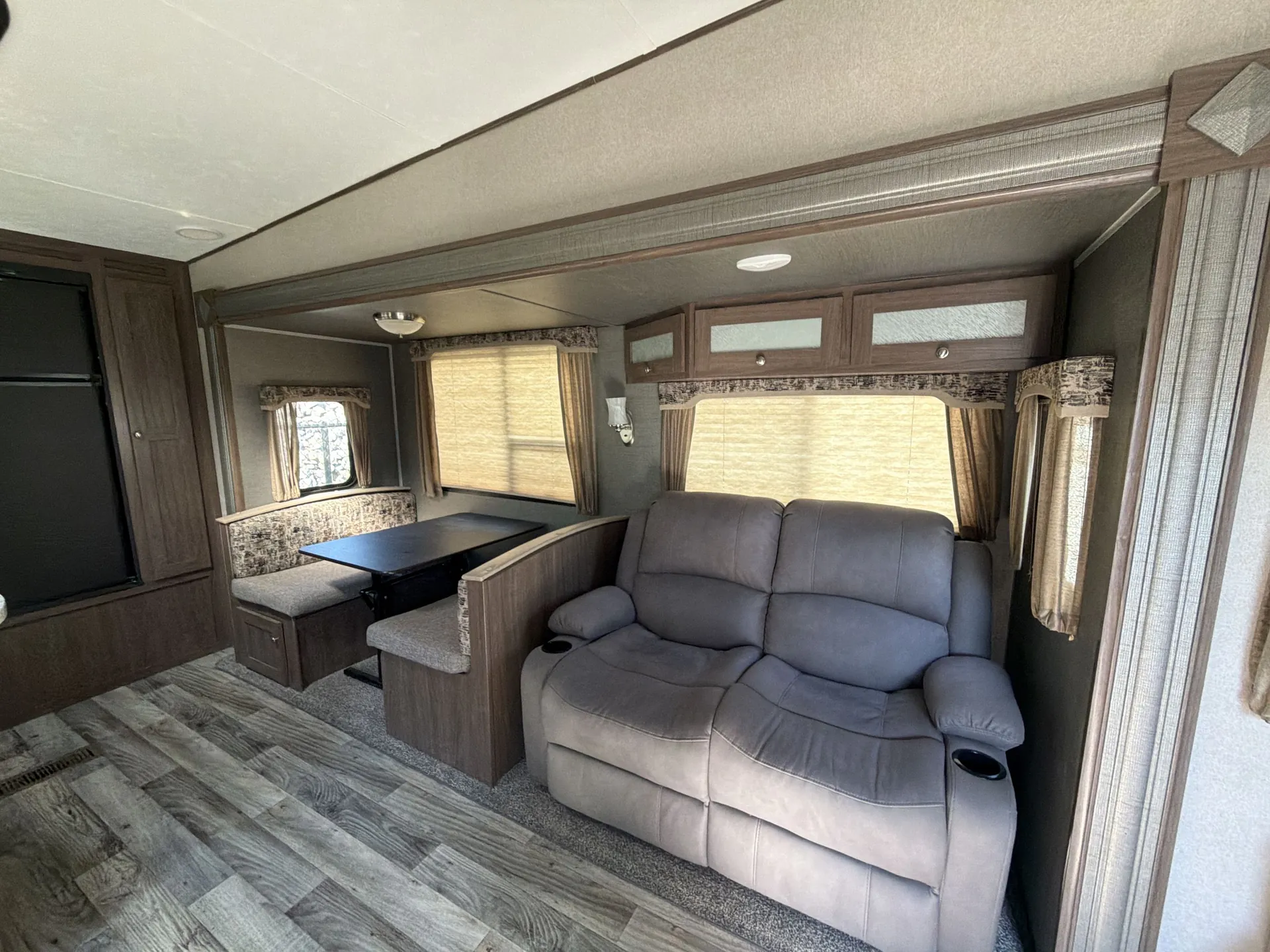 2018 Keystone Hideout 292MLS — living area main