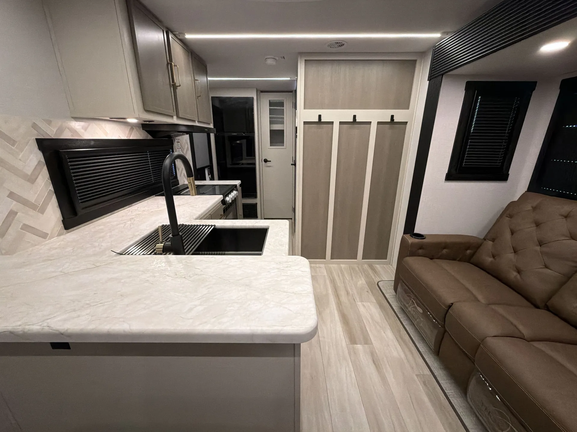 2027 Forest River Wildwood Heritage Glen Hyper-Lyte 21RBHL — living area main
