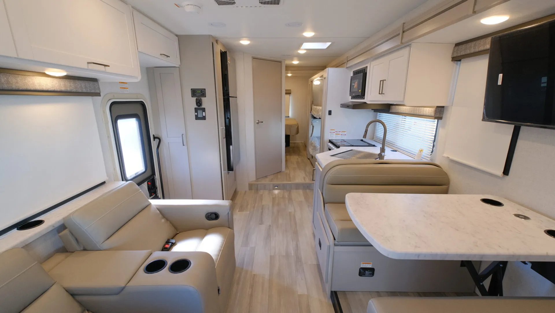 2026 Thor Motor Coach Pasadena SE SL31 - Photo 3
