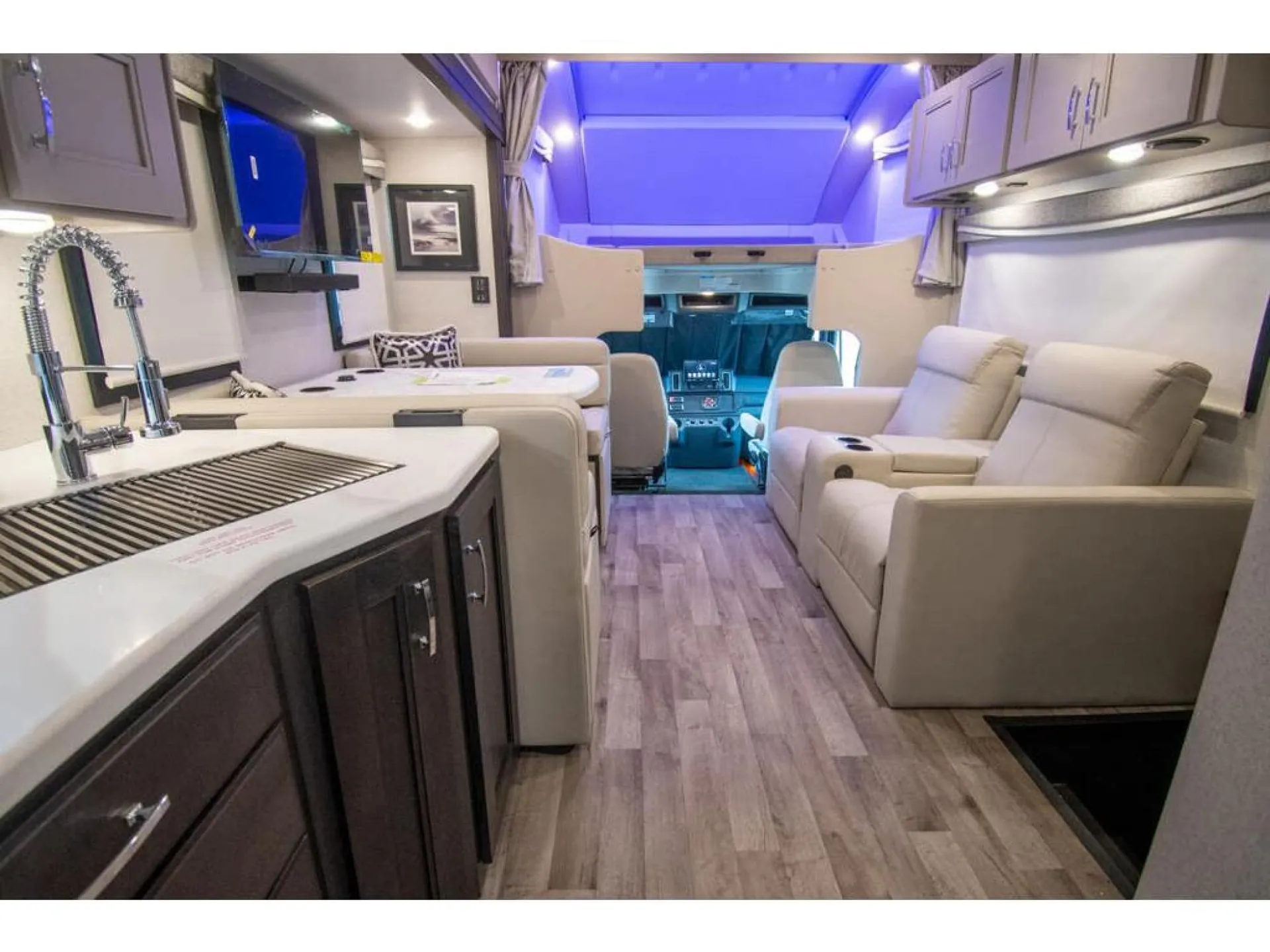 2026 Thor Motor Coach Pasadena 34XG - Photo 3