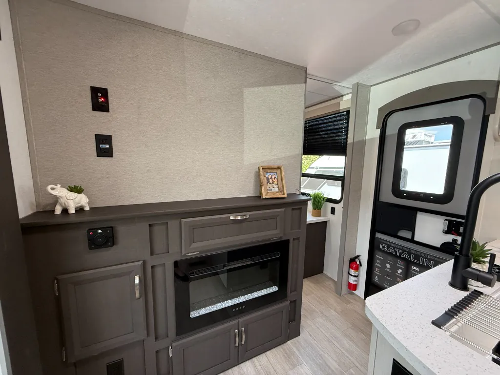2027 Coachmen Catalina Legacy Edition 343BHTS (2 Queen Beds), Photos photo 10