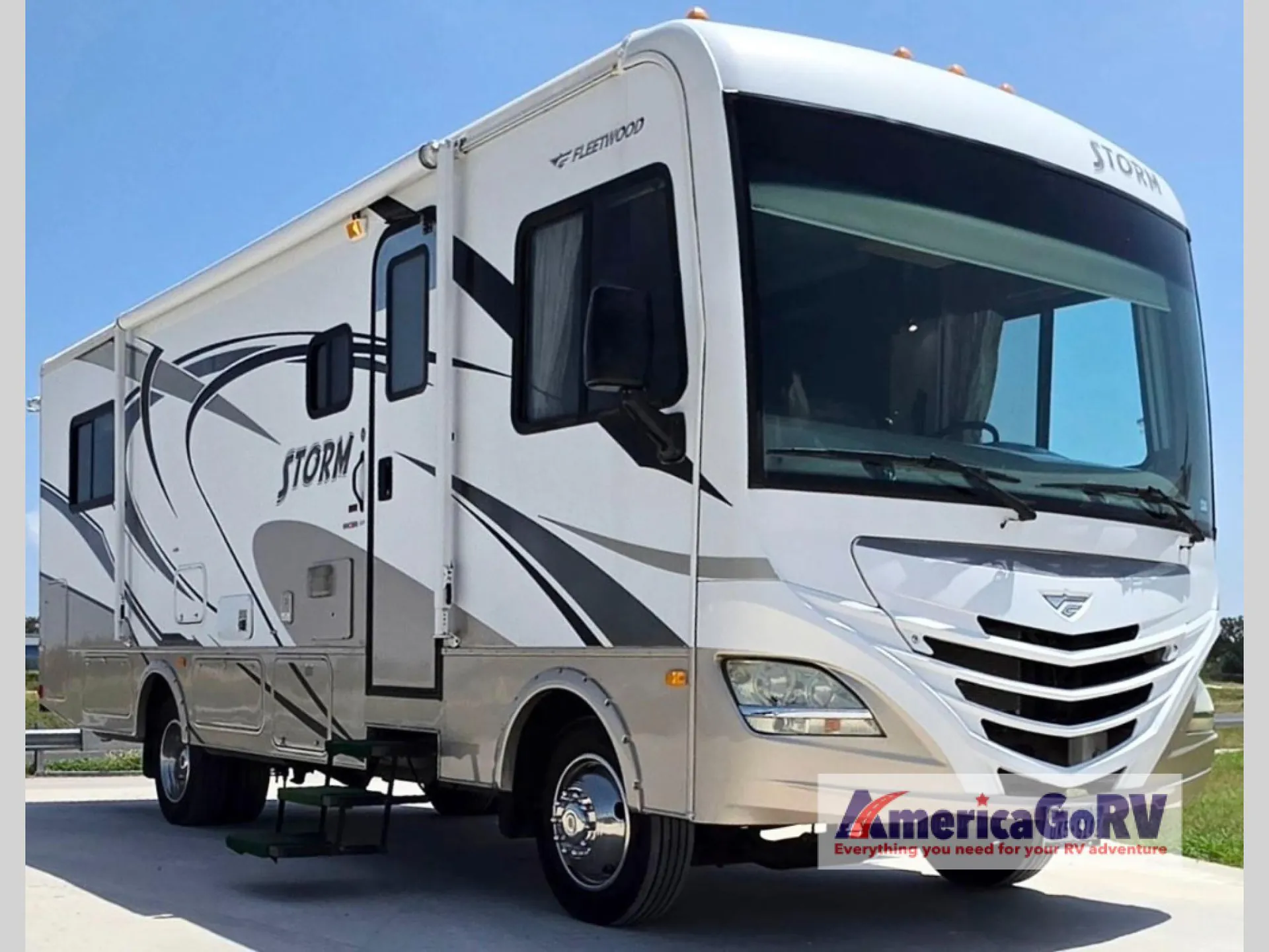 2011 Fleetwood Storm 28MS - Photo 2