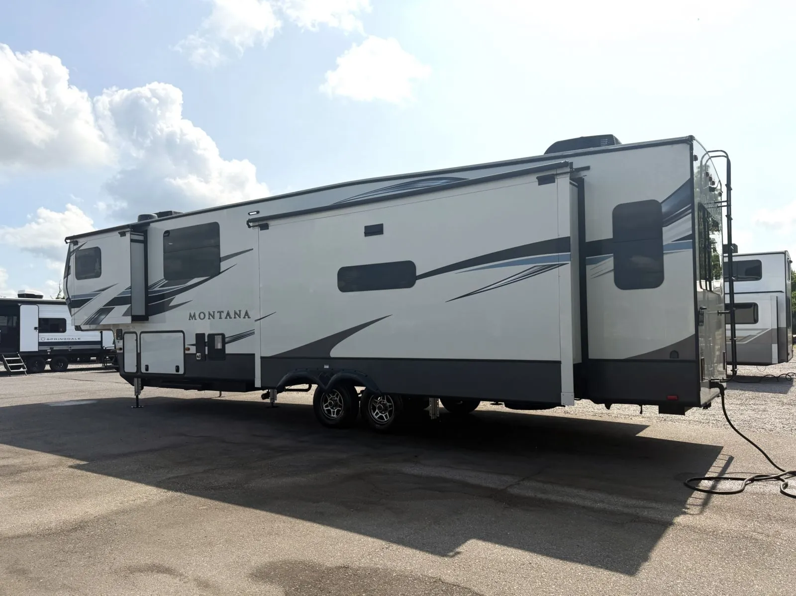 2021 Keystone Montana 3781RL - Photo 3