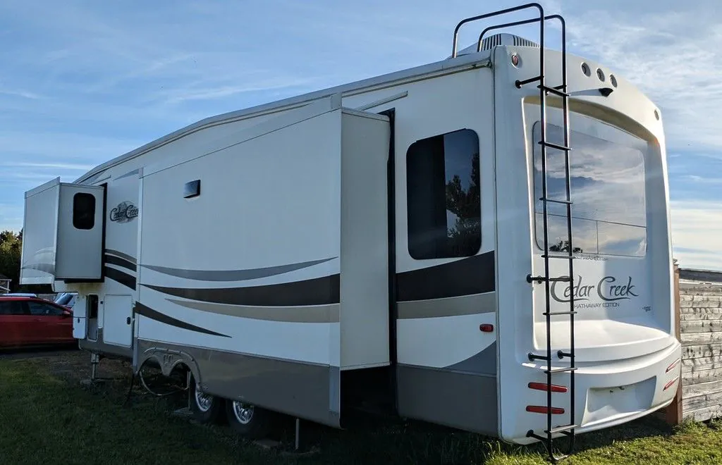 2017 Forest River Cedar Creek Hathaway Edition 34RL2 — Photo 6