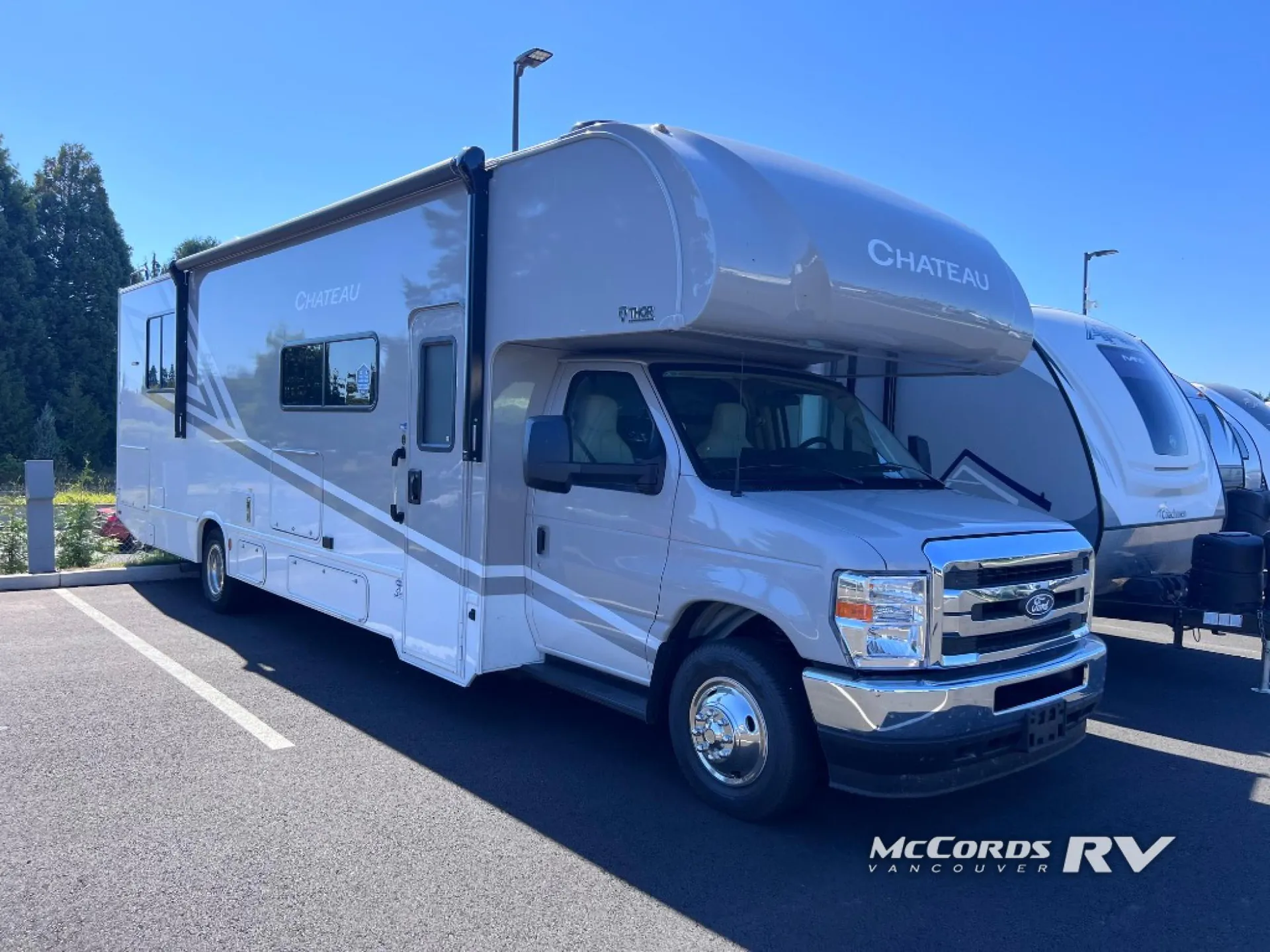 2026 Thor Motor Coach Chateau 31H - Photo 2