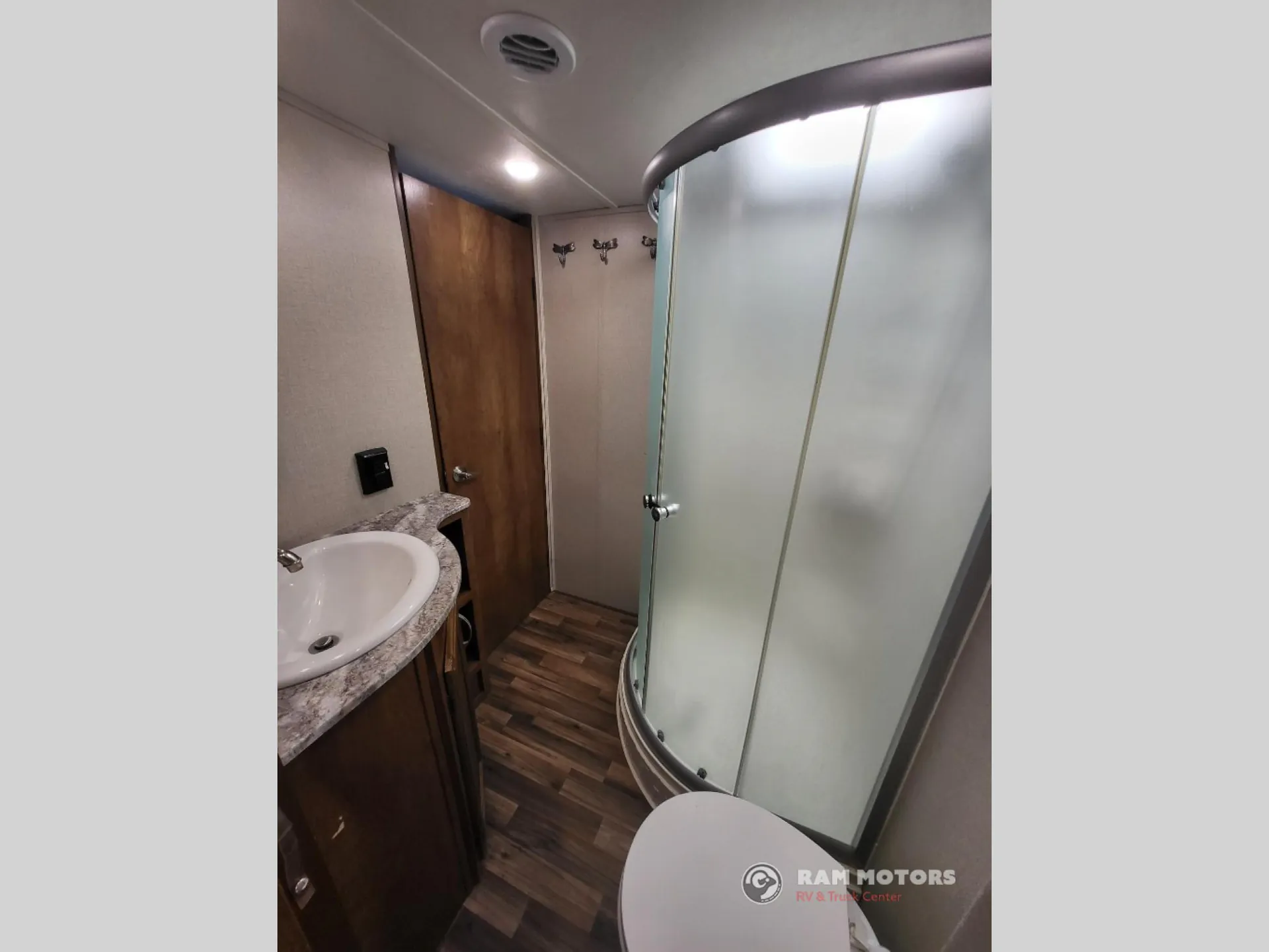 2019 Shasta Phoenix Lite 295BH - Photo 4