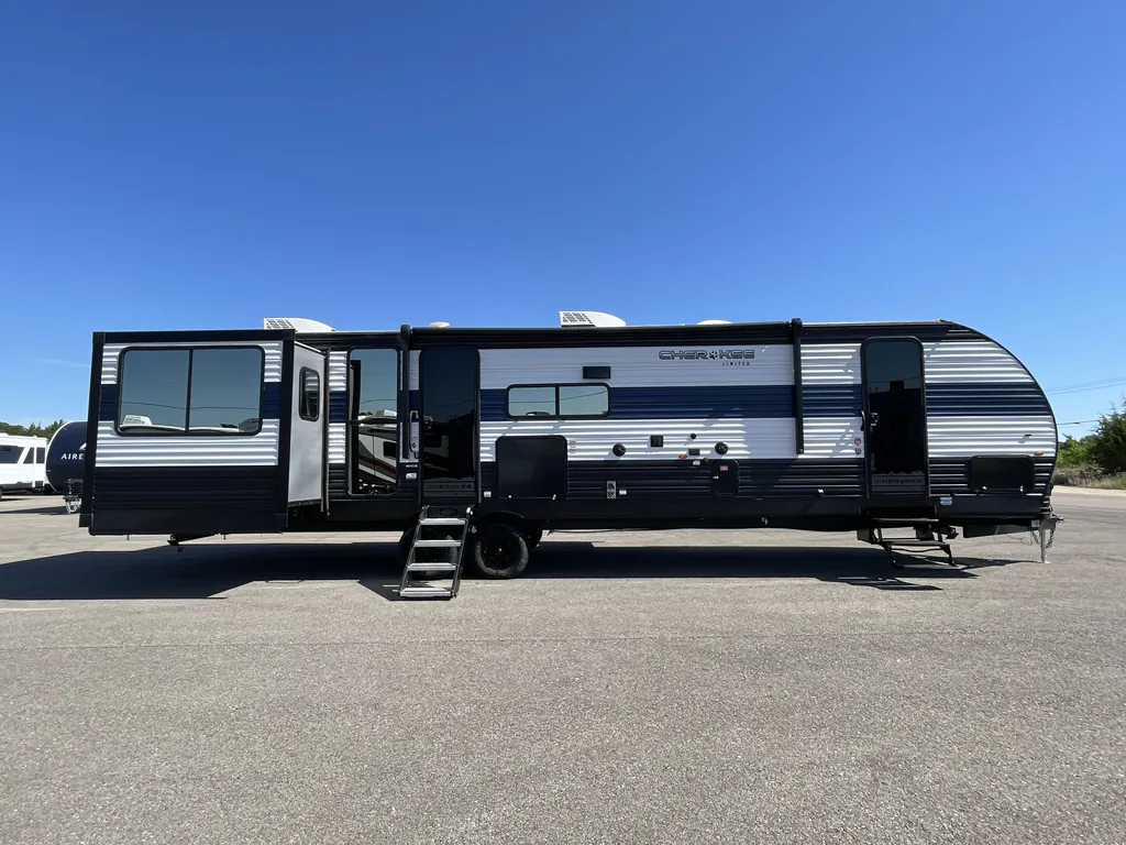 2023 Forest River Cherokee 306MM, Photos photo 5