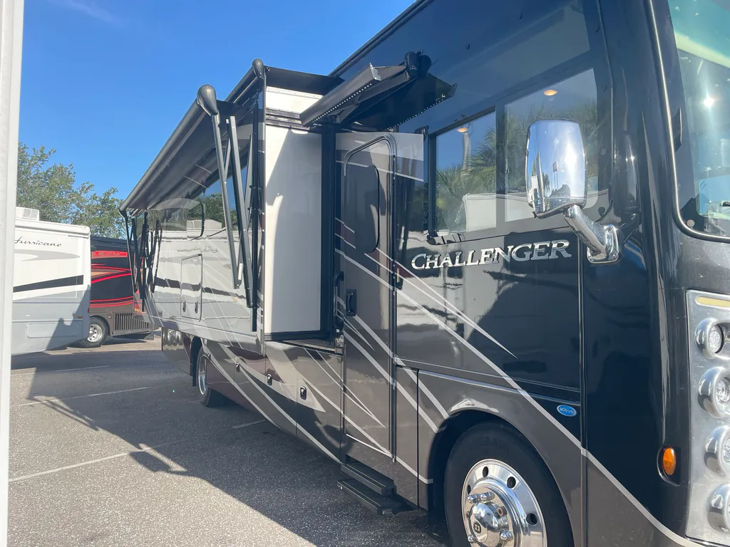 2023 Thor Motor Coach Challenger 35MQ, Photos photo 5