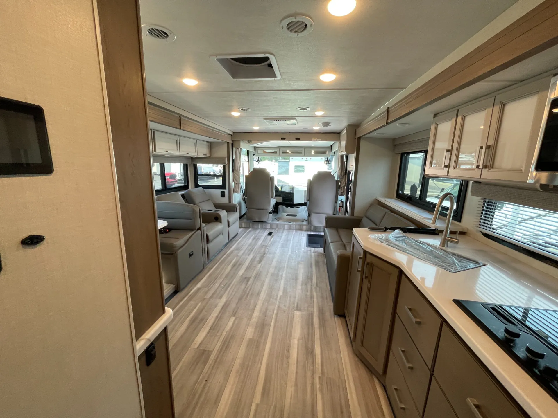 2027 Thor Motor Coach Luminate AA35 - Photo 3
