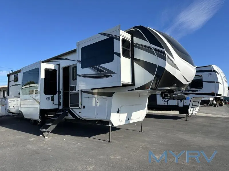 2023 Grand Design Solitude 380FL - Photo 4