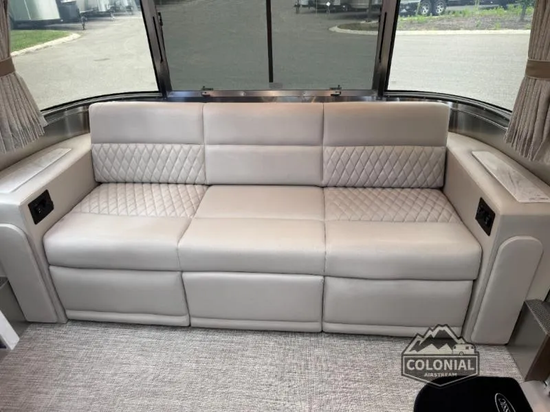 2026 Airstream Classic 28RB - Photo 4