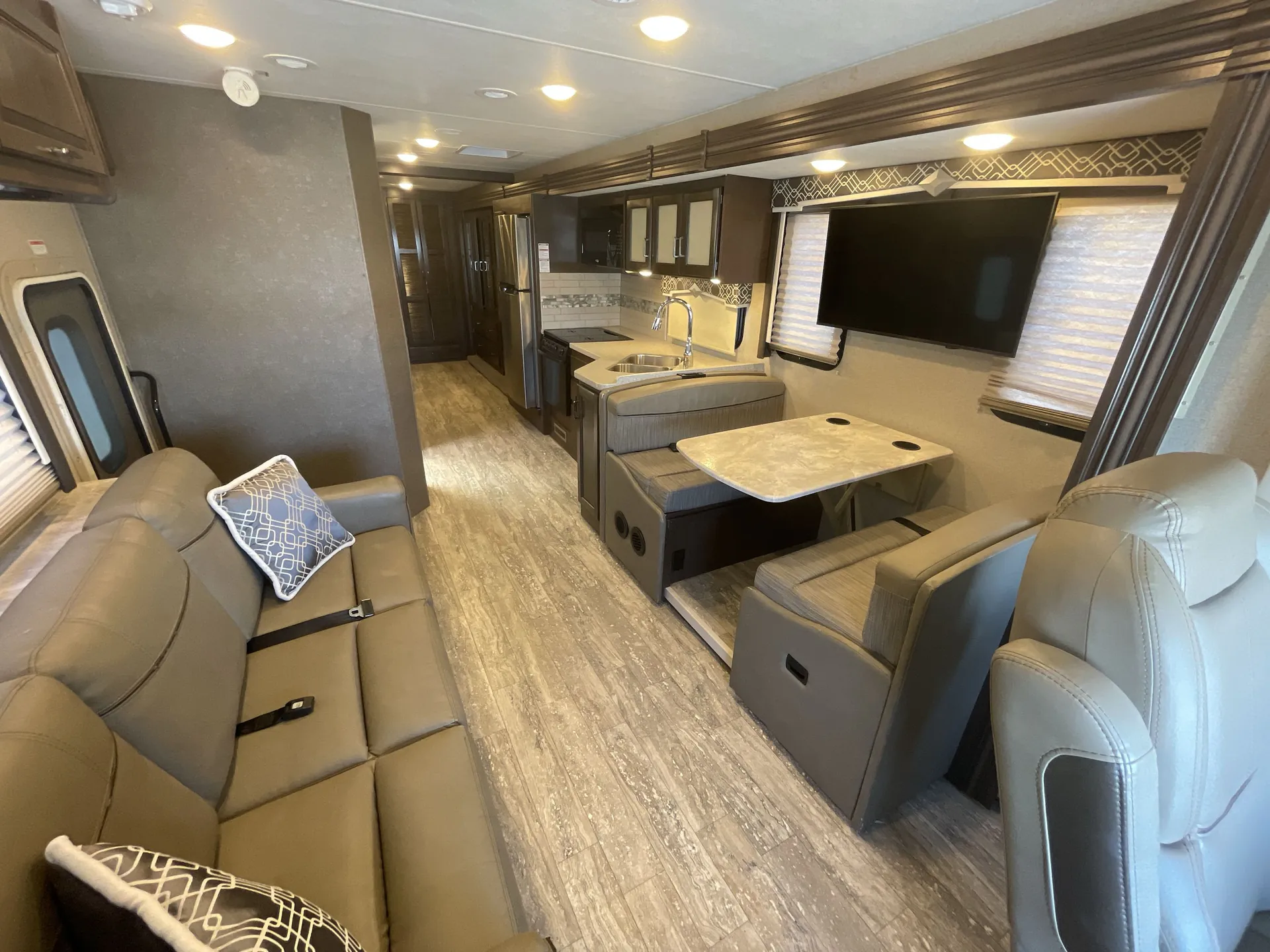 2019 Thor Motor Coach Hurricane 33X — living area main