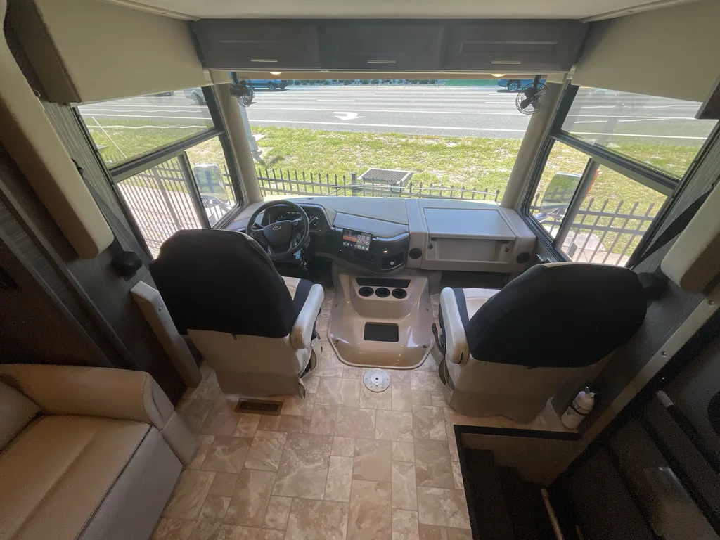 2021 Thor Motor Coach Challenger 35MQ, Photos photo 8