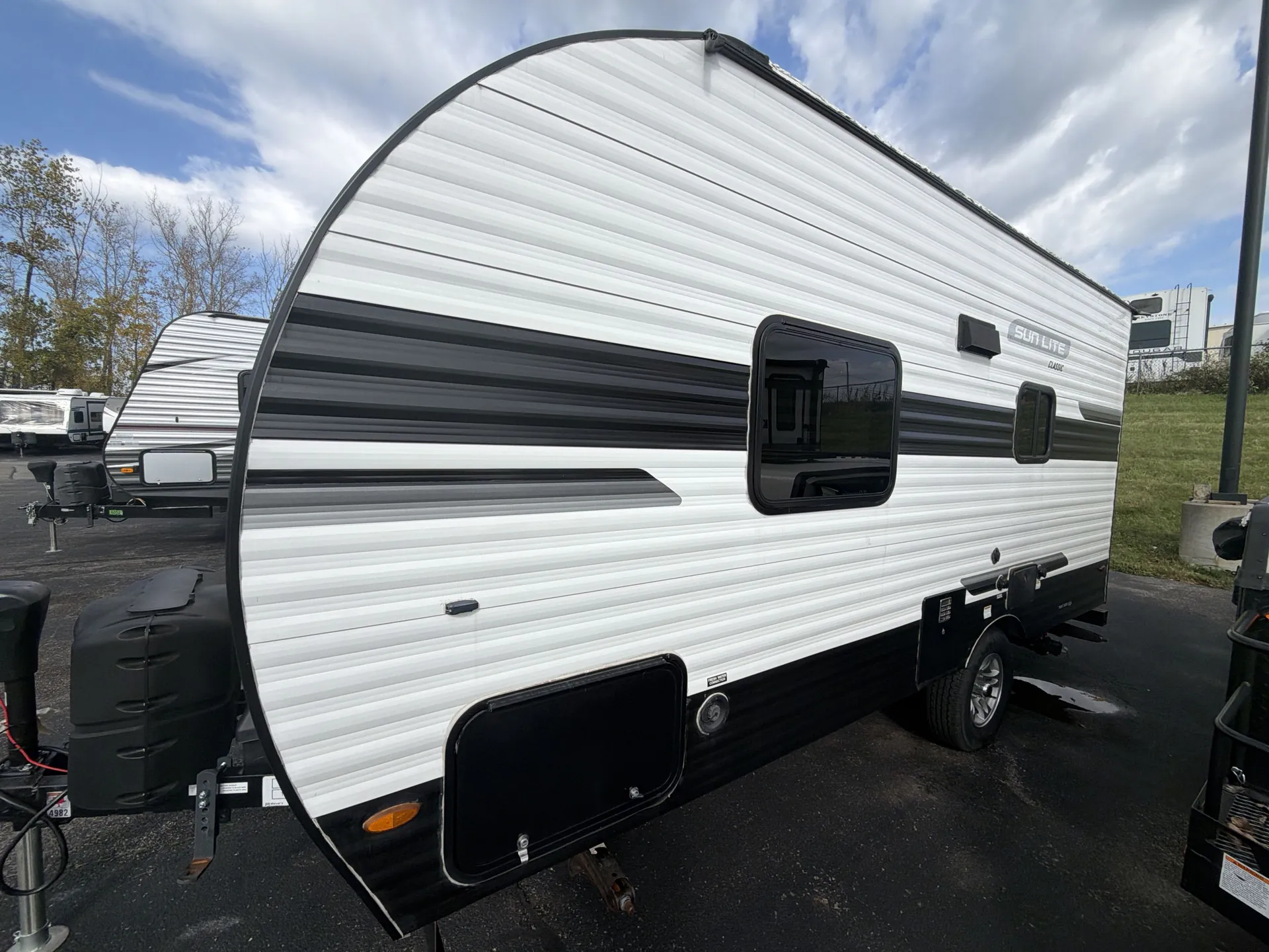 2022 Sunset Park RV Sun Lite 18RD — off campside