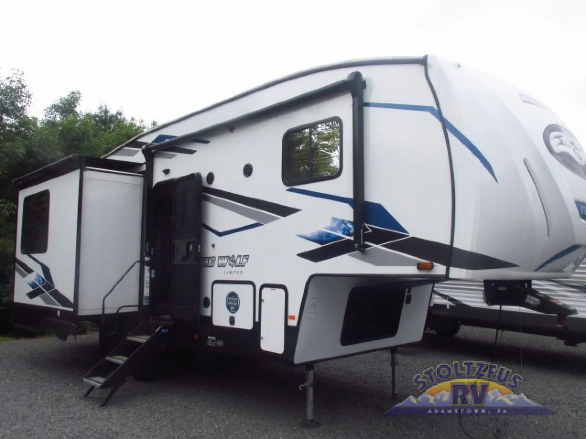 2024 Forest River Cherokee Arctic Wolf 27SGS - Photo 2