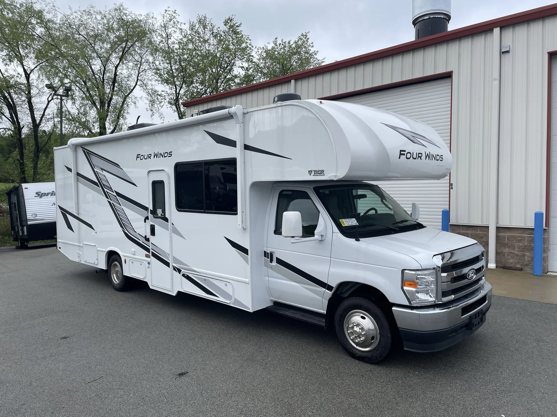 2025 Thor Motor Coach Four Winds 29K - Photo 2