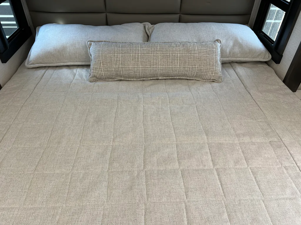 2027 Entegra Coach Accolade 37K, Photos photo 22