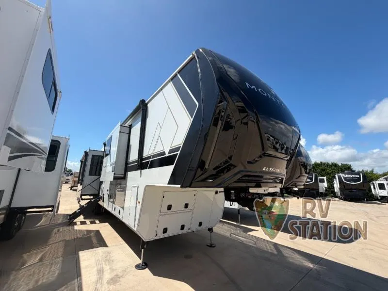2027 Keystone Montana 3900RK - Photo 3