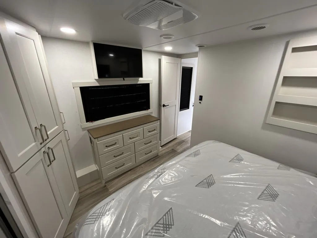 2027 Brinkley Model G 4170, Photos photo 15
