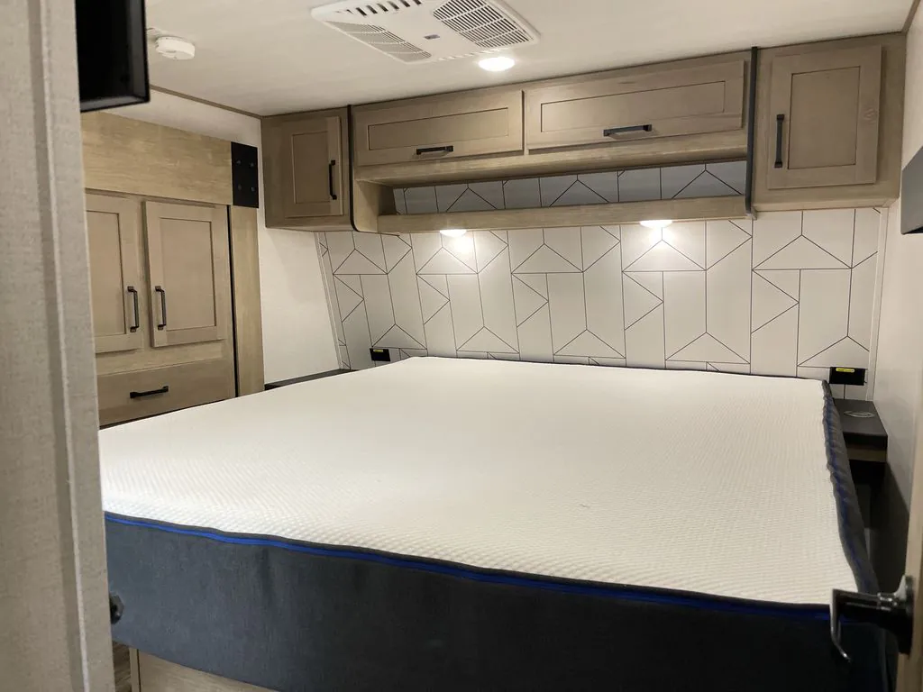 2022 Keystone Raptor 351, Photos photo 29