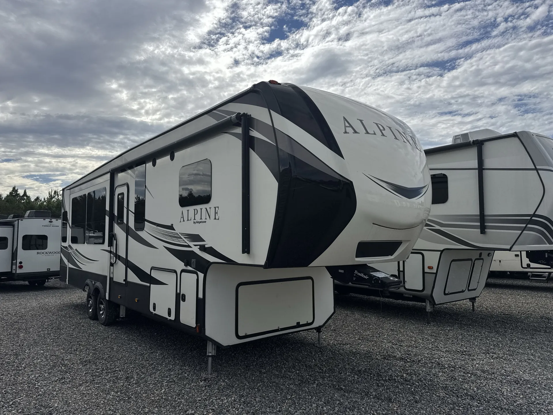 2018 Keystone Alpine 3400RS - Photo 2