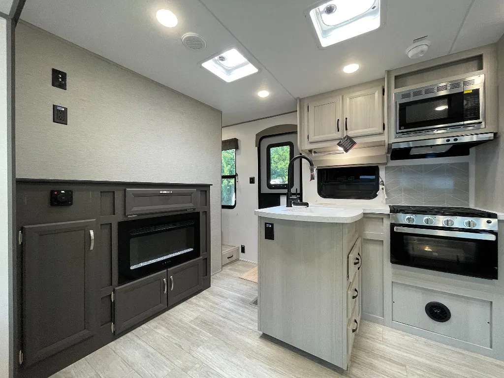 2027 Coachmen Catalina Legacy Edition 333DBDSCK - Photo 3