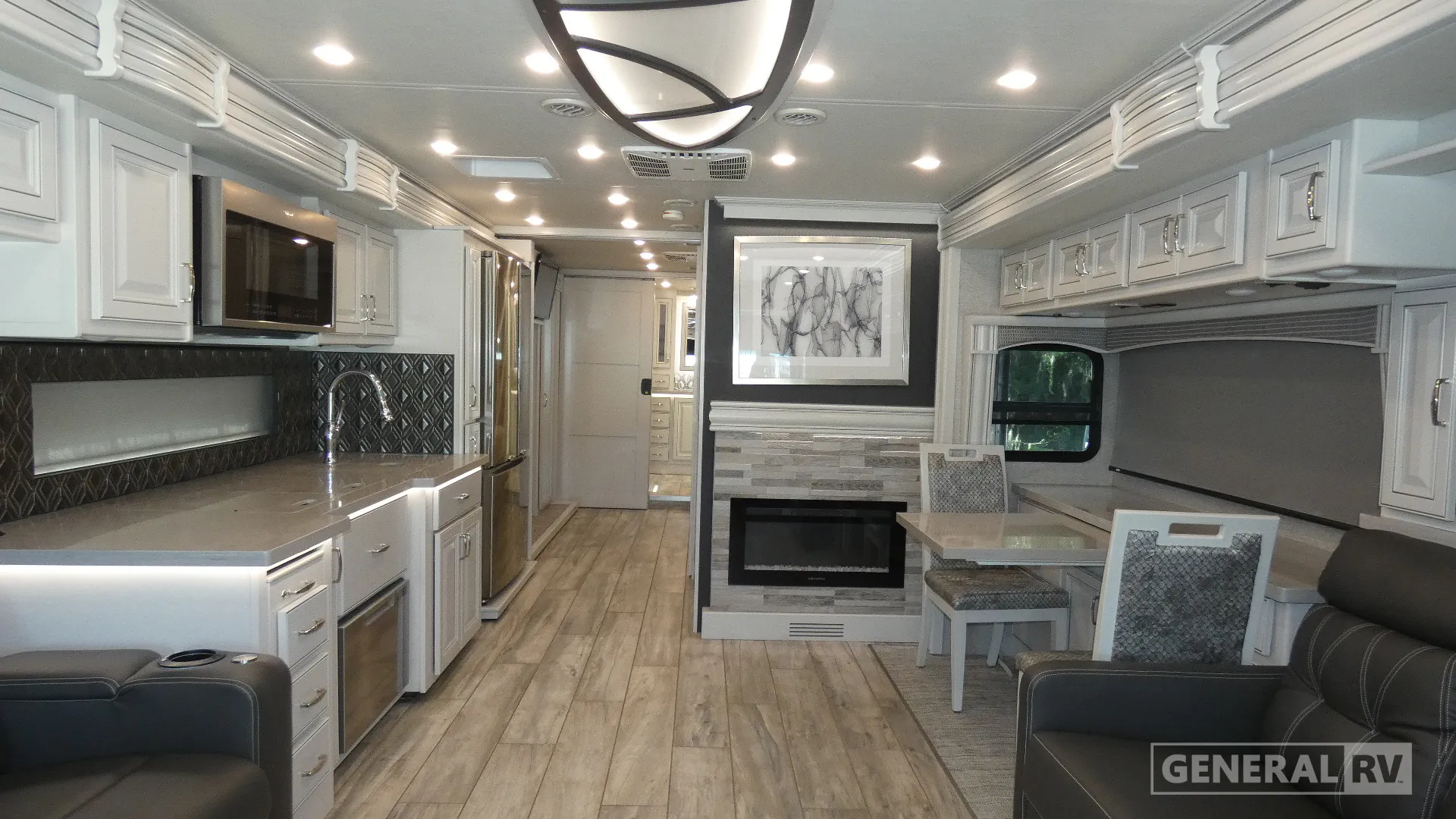 2024 Fleetwood Discovery 38W - Photo 3