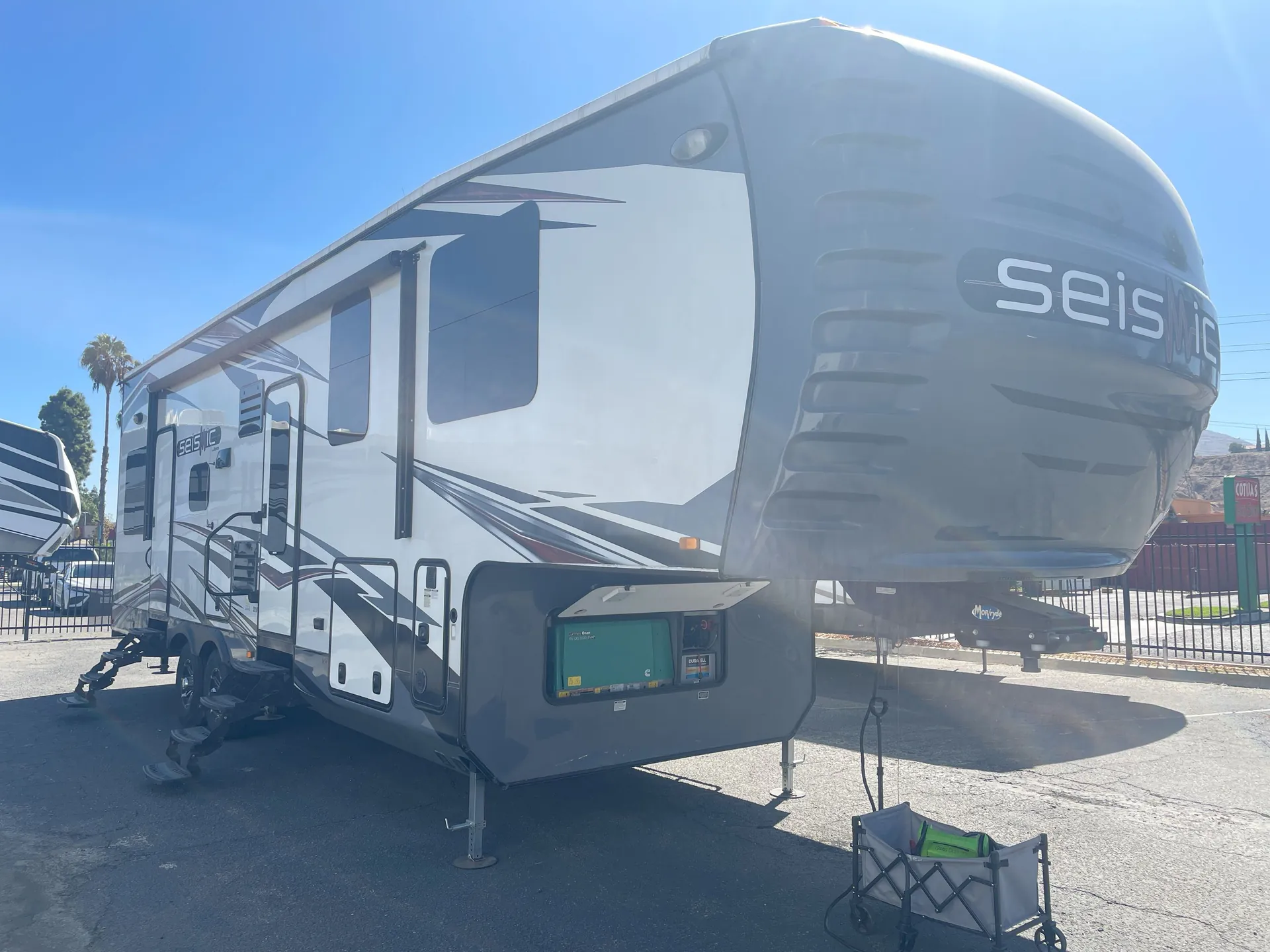 2014 Jayco Seismic 3210 - Photo 2