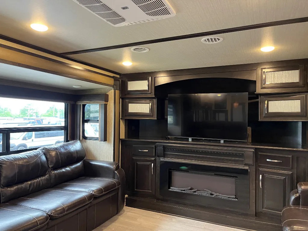 2018 Grand Design Momentum 376TH, Photos photo 13