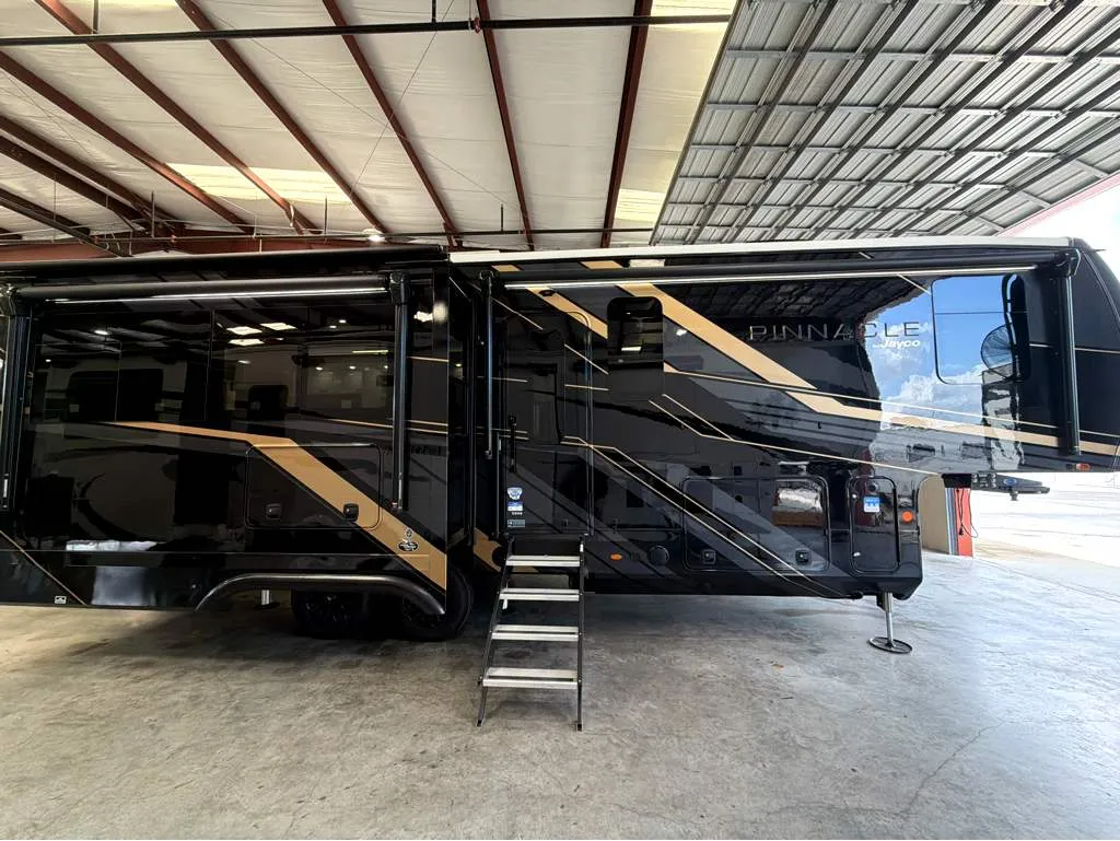 2027 Jayco Pinnacle 32RLTS - Photo 3