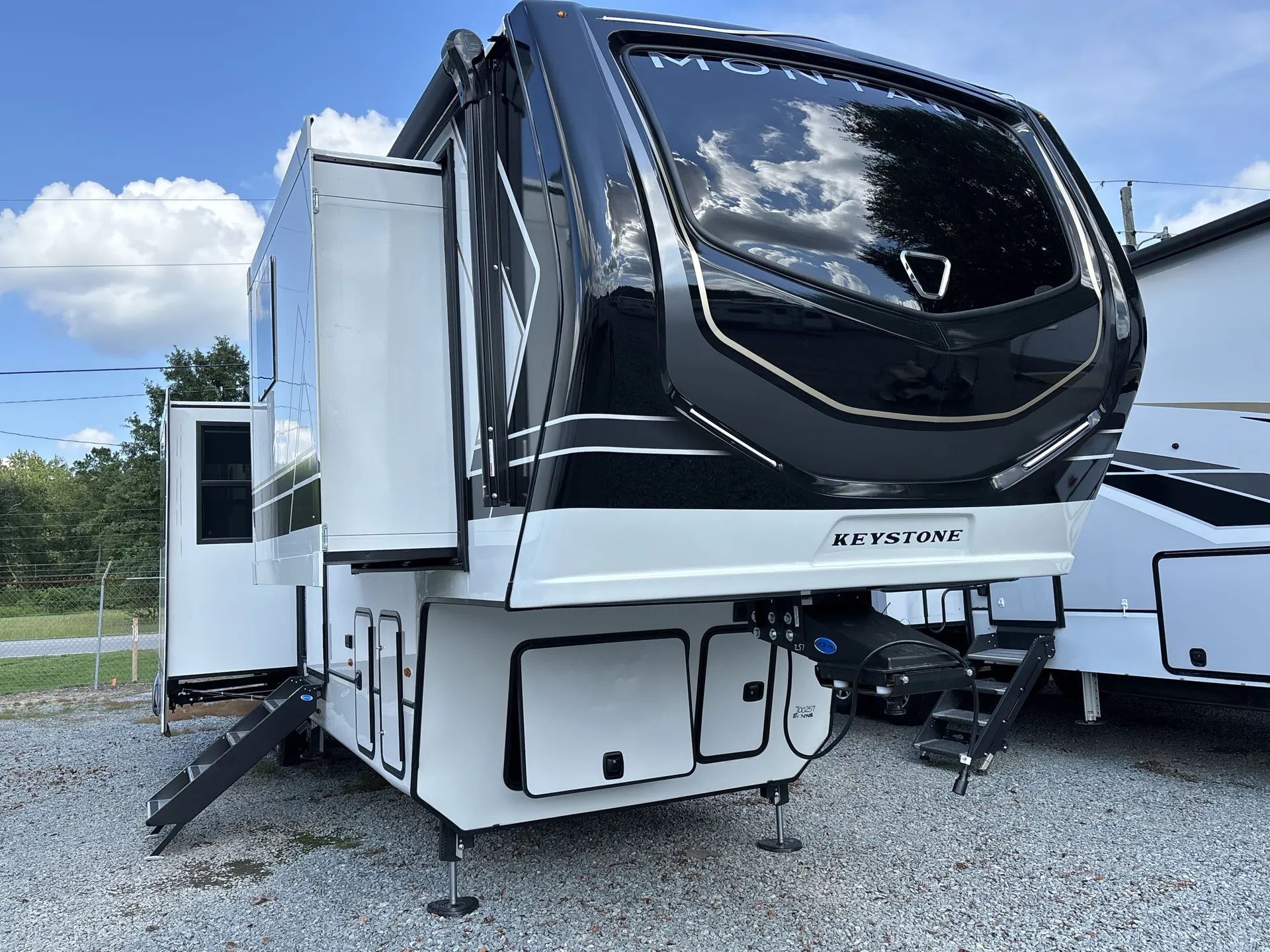 2026 Keystone Montana 3795FK - Photo 2