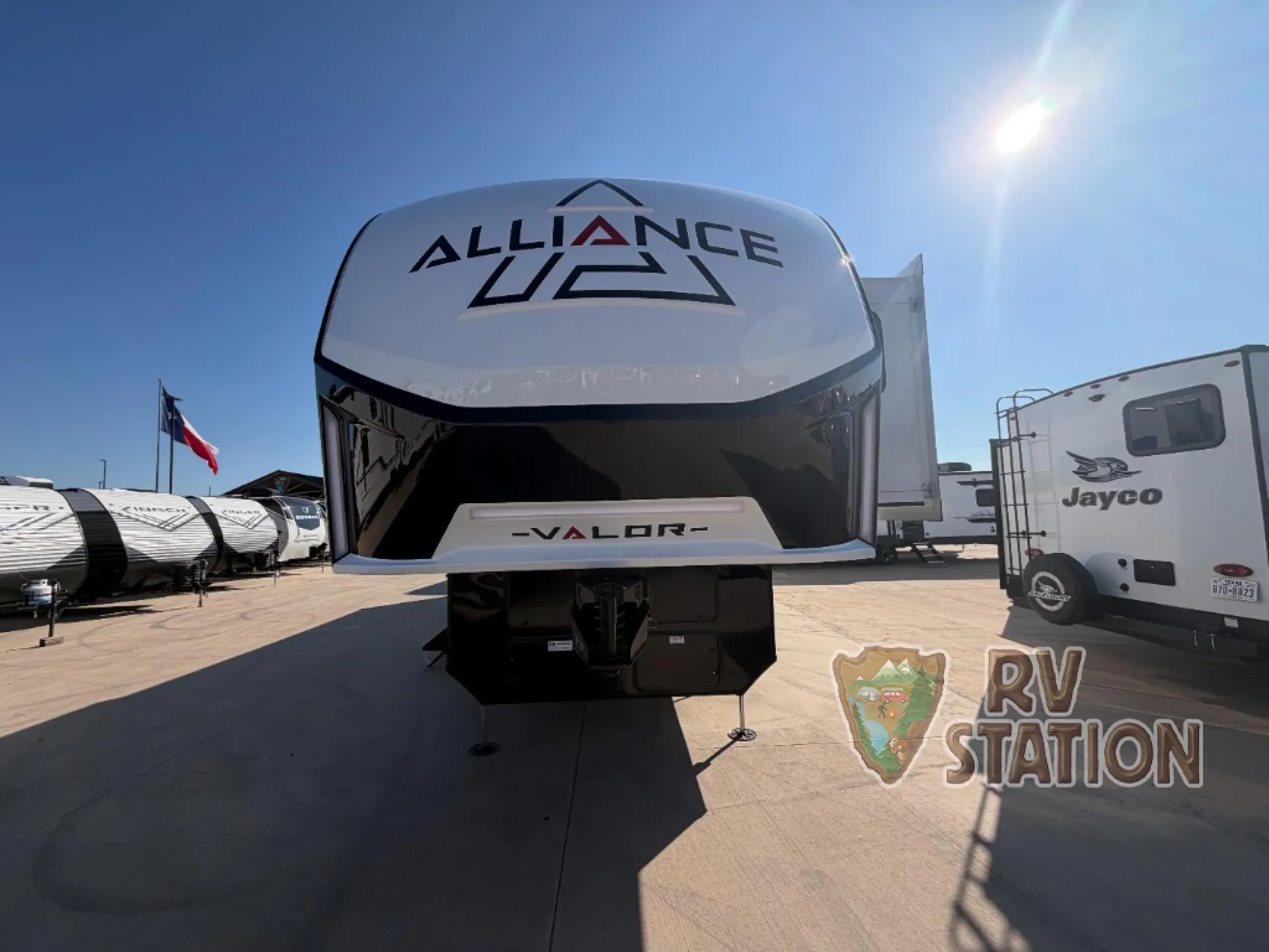 2027 Alliance RV Valor 4213 - Photo 3