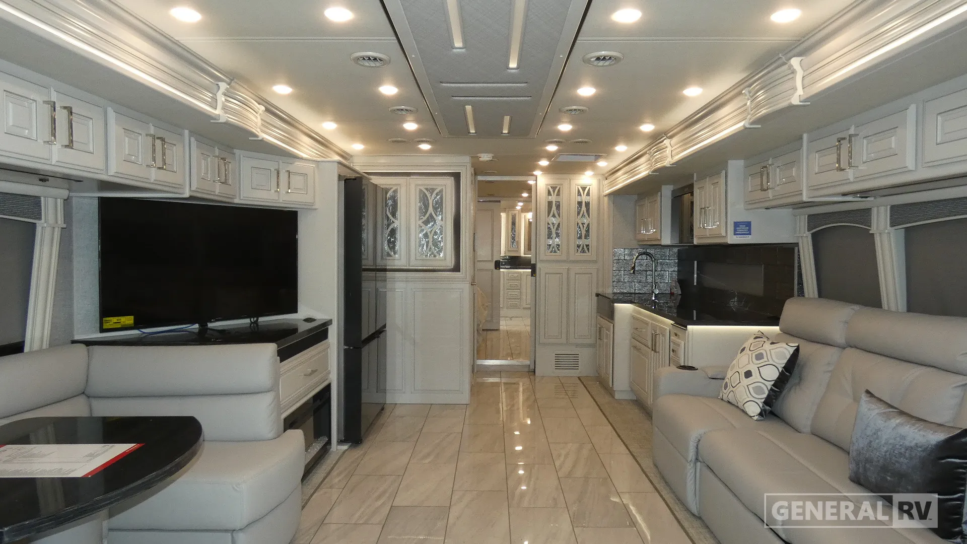 2026 Fleetwood Discovery LXE 44S - Photo 3