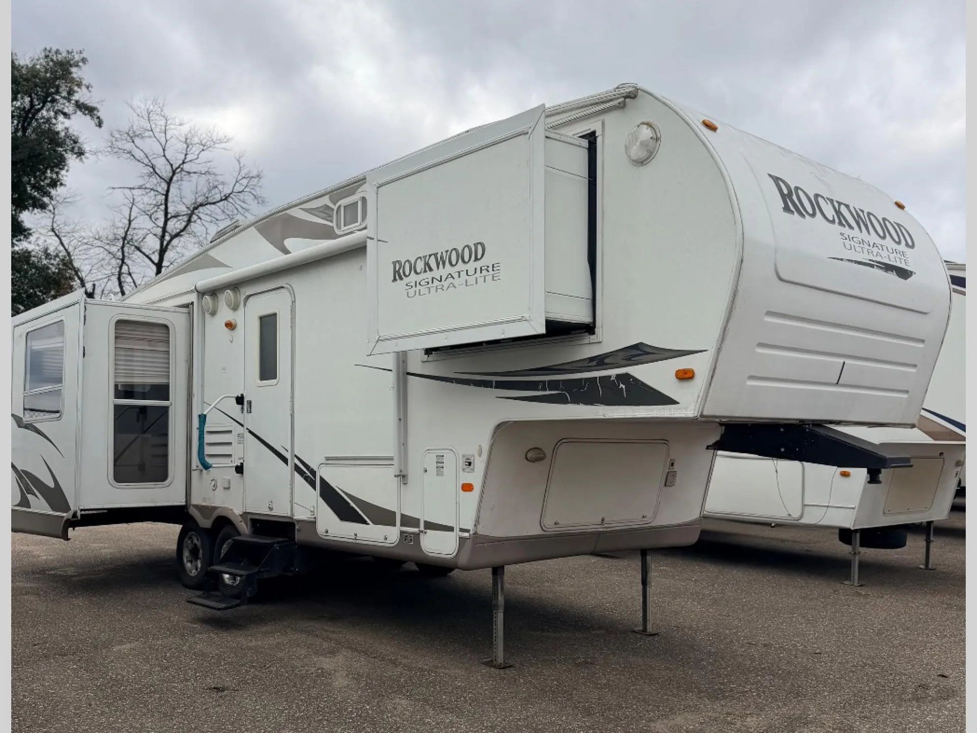 2009 Forest River Rockwood Signature Ultra Lite 8265WS - Photo 2