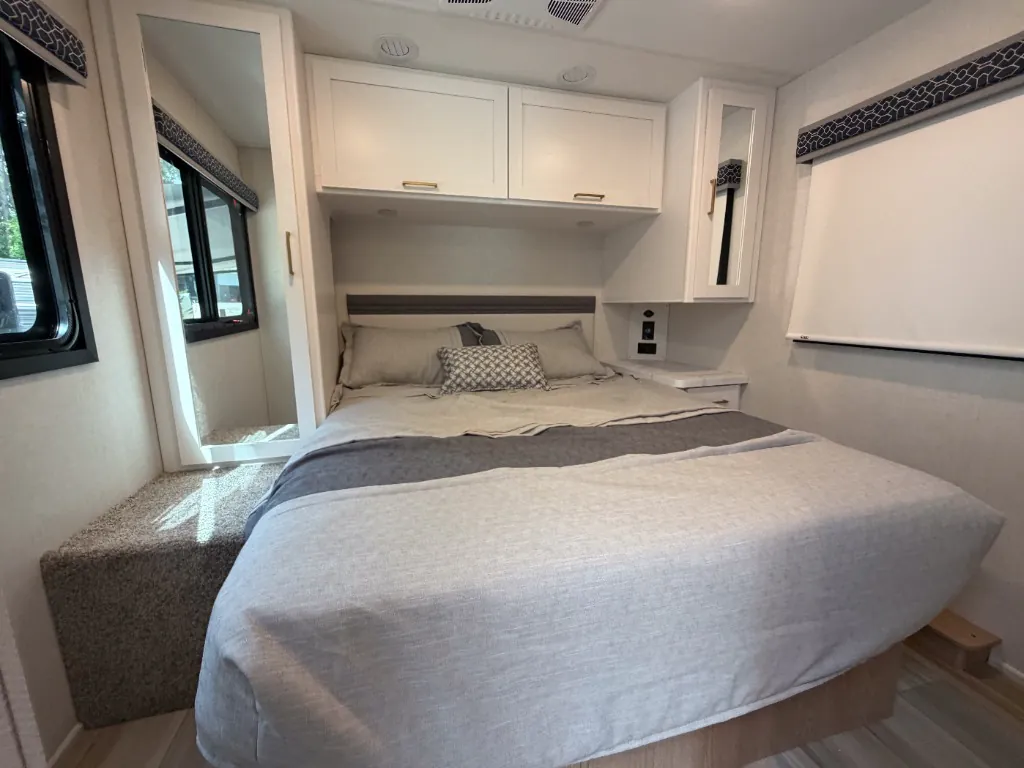 2027 Thor Motor Coach Quantum HS31, Photos photo 29