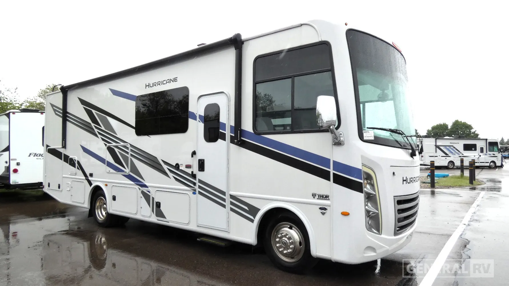 2025 Thor Motor Coach Hurricane 29M - Photo 2