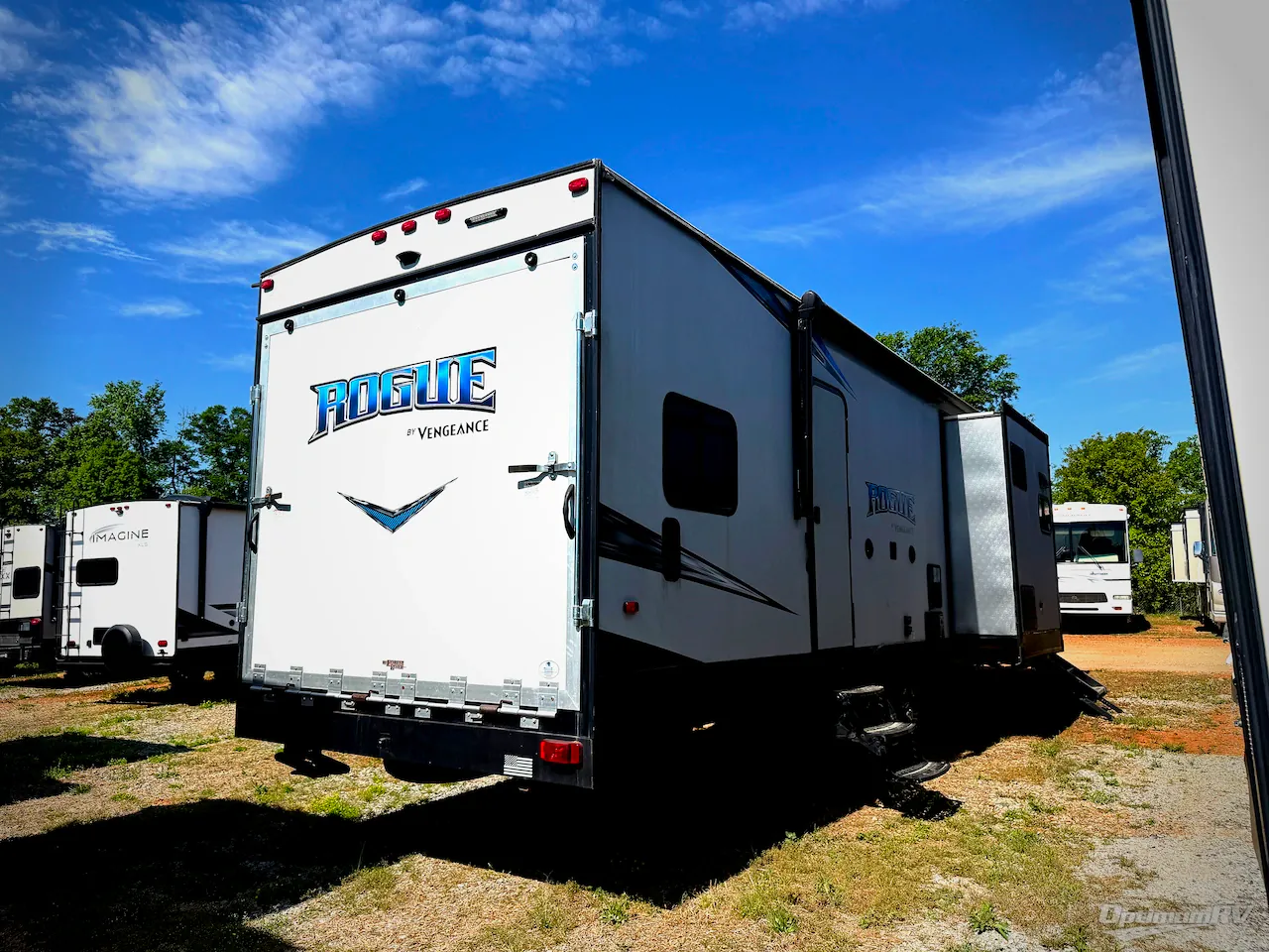 2019 Forest River Vengeance Rogue 32V - Photo 3