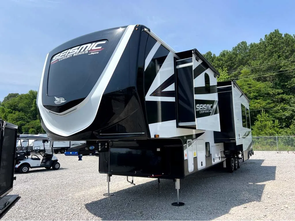 2025 Jayco Seismic Luxury Series 4113 - Photo 3