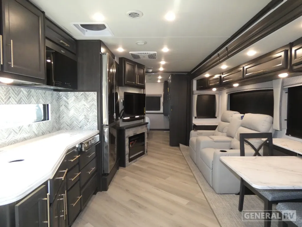 2025 Holiday Rambler Vacationer 33C - Photo 2