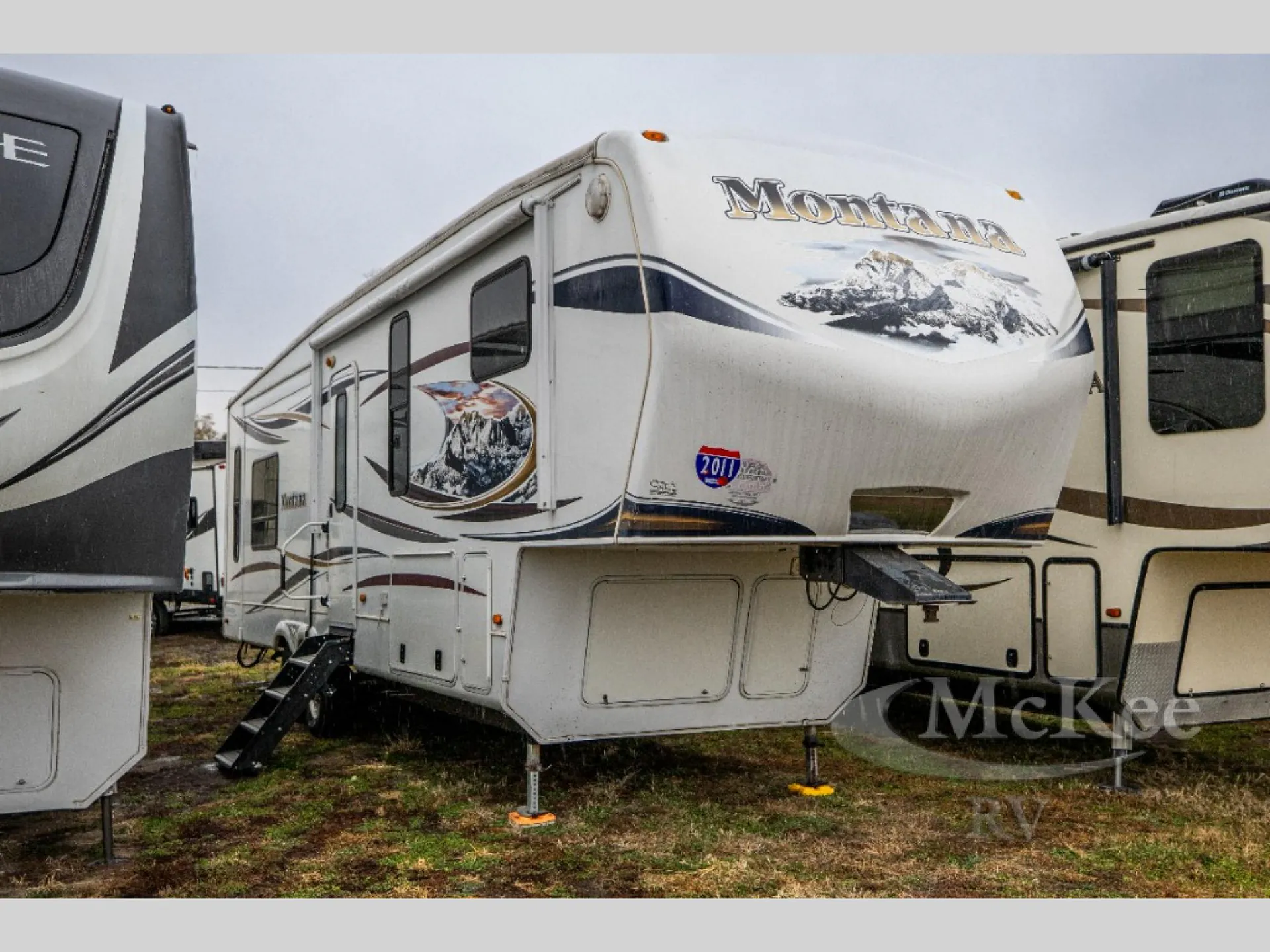 2011 Keystone Montana 3100RL - Photo 2