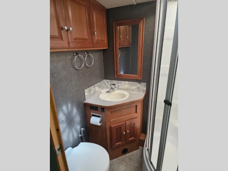 2017 Winnebago Vista LX 27N - Photo 4