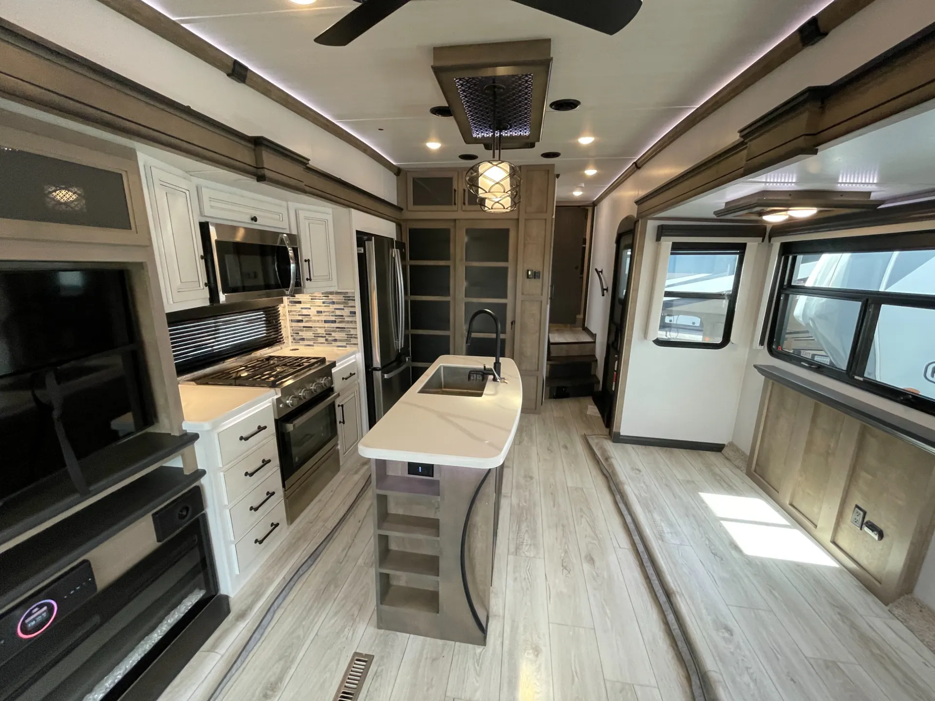2024 Keystone Montana 3123RL - Photo 3